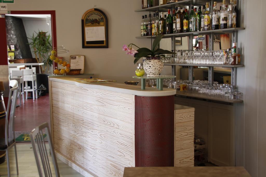 Logis Hotels - Hotel Et Restaurant Le Relais Des Garrigues Grisolles  Exterior foto